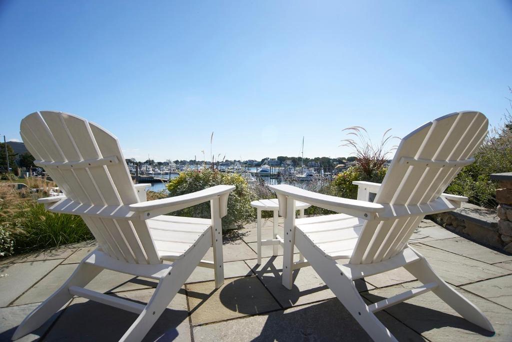 Anchor In Distinctive Waterfront Lodging - image 4