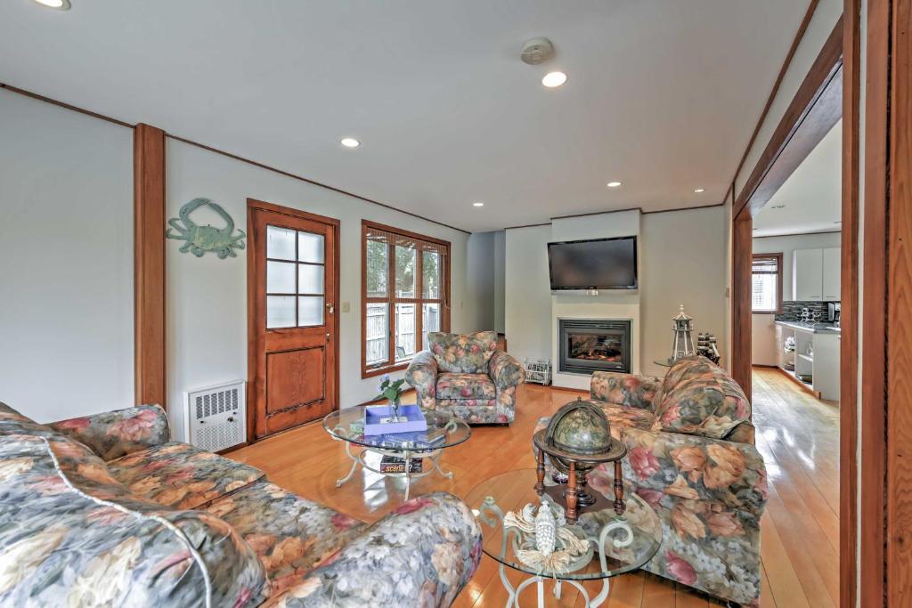 Charming Hyannis Home with Deck 0 2 Mi to the Beach - image 3