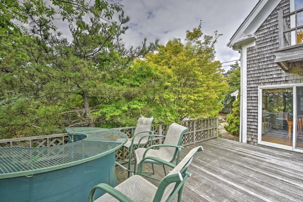 Charming Hyannis Home with Deck 0 2 Mi to the Beach - image 4