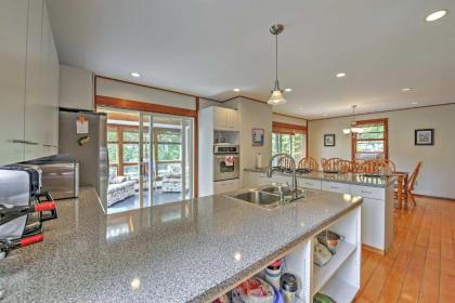 Charming Hyannis Home with Deck 0 2 Mi to the Beach - image 9