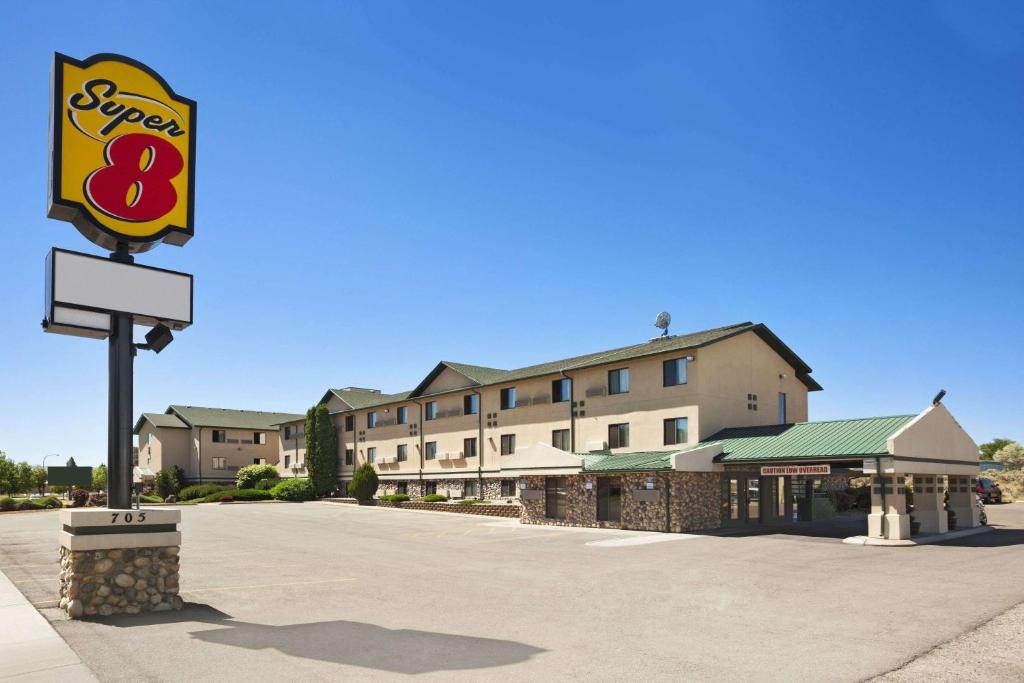 Super 8 by Wyndham Idaho Falls - main image