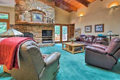 Mountain Cabin with Deck and Backyard on Mill Creek! - image 7