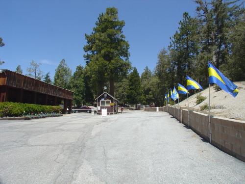 Idyllwild Camping Resort Wheelchair Accessible Cottage - image 3