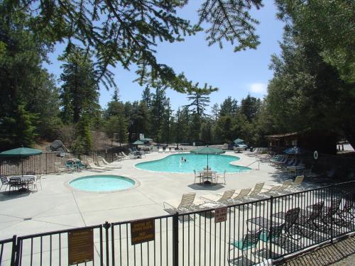 Idyllwild Camping Resort Wheelchair Accessible Cottage - image 4