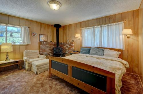 Rustic Pine Manor - image 4