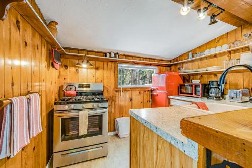 Creekside Cabin - image 4