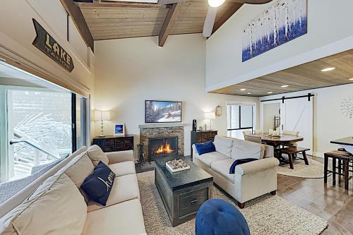 Stylish Forest Pines Beach & Ski Getaway townhouse - main image