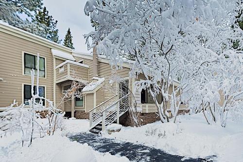 Stylish Forest Pines Beach & Ski Getaway townhouse - image 2