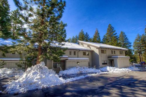 Eagles Lake Retreat by Lake Tahoe Accommodations - image 3