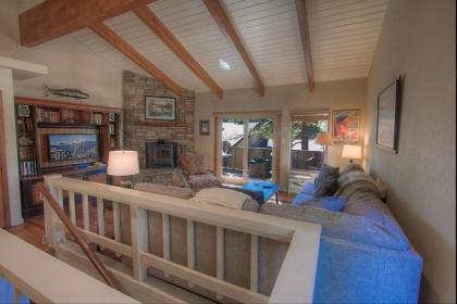 Cozy Bear Lodge by Lake Tahoe Accommodations - image 4