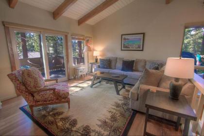 Cozy Bear Lodge by Lake Tahoe Accommodations - image 8