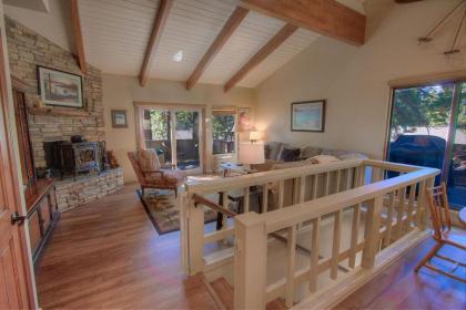 Cozy Bear Lodge by Lake Tahoe Accommodations - image 9