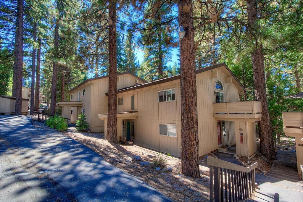 Whispering Wood by Lake Tahoe Accommodations - main image