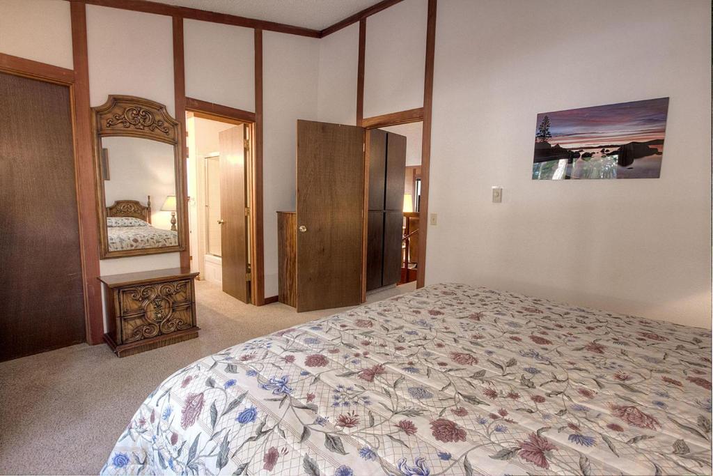 Brookstone Pines by Lake Tahoe Accommodations - image 3