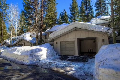 Ski Lake Lodge by Lake Tahoe Accommodations - image 3