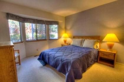 Ski Lake Lodge by Lake Tahoe Accommodations - image 5