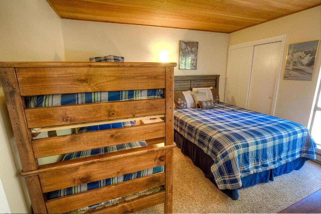 Tall Pines Retreat by Lake Tahoe Accommodations - image 3