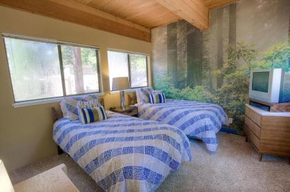 Tall Pines Retreat by Lake Tahoe Accommodations - image 7