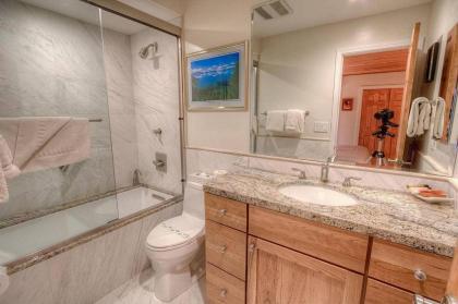 Cartwright Corner Condo by Lake Tahoe Accommodations - image 2