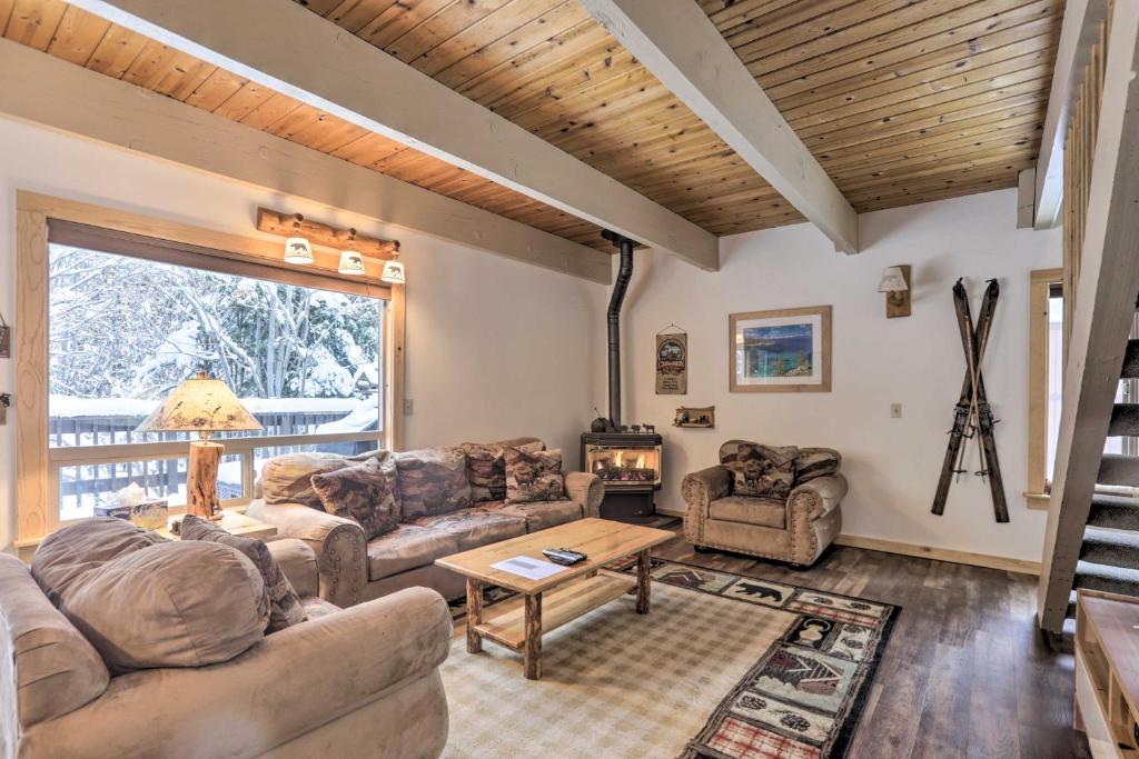 Inviting Cabin Less Than 3 Mi to Lake Tahoe and Skiing! - main image