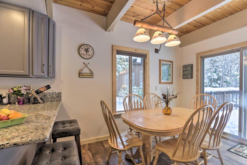 Inviting Cabin Less Than 3 Mi to Lake Tahoe and Skiing! - image 3