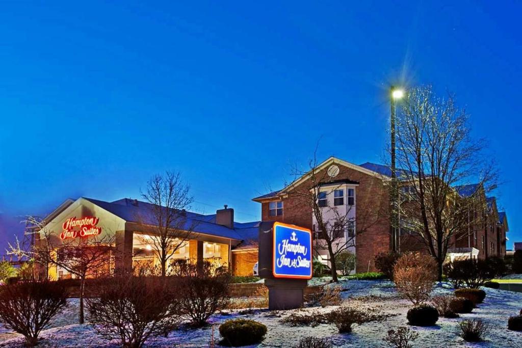 Hampton Inn & Suites Cleveland-Independence - image 2