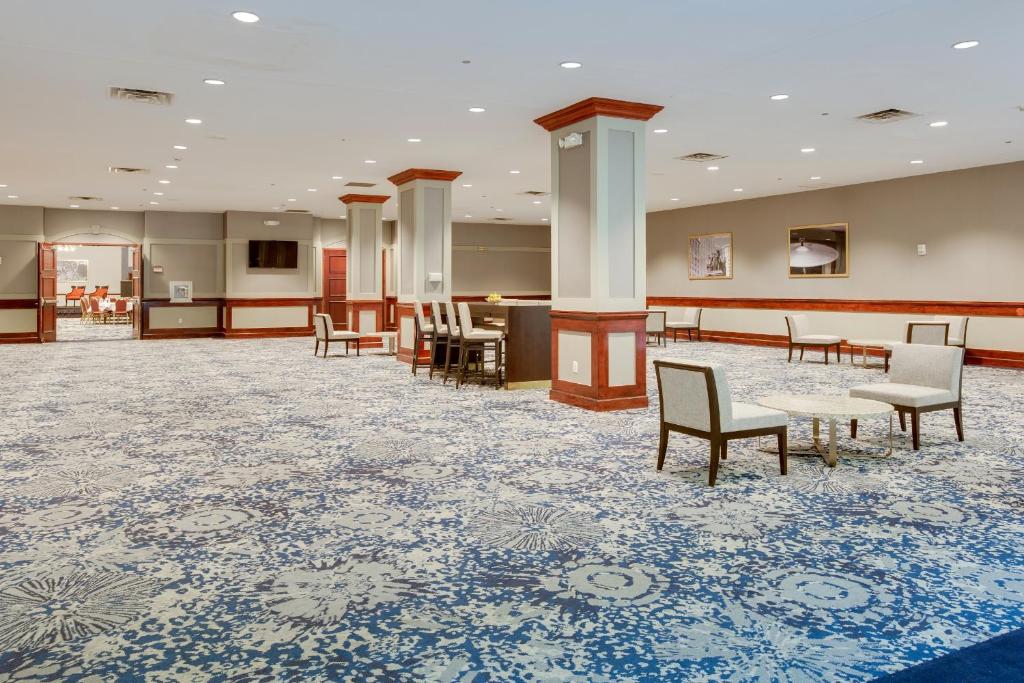 Embassy Suites Cleveland-Rockside - image 3