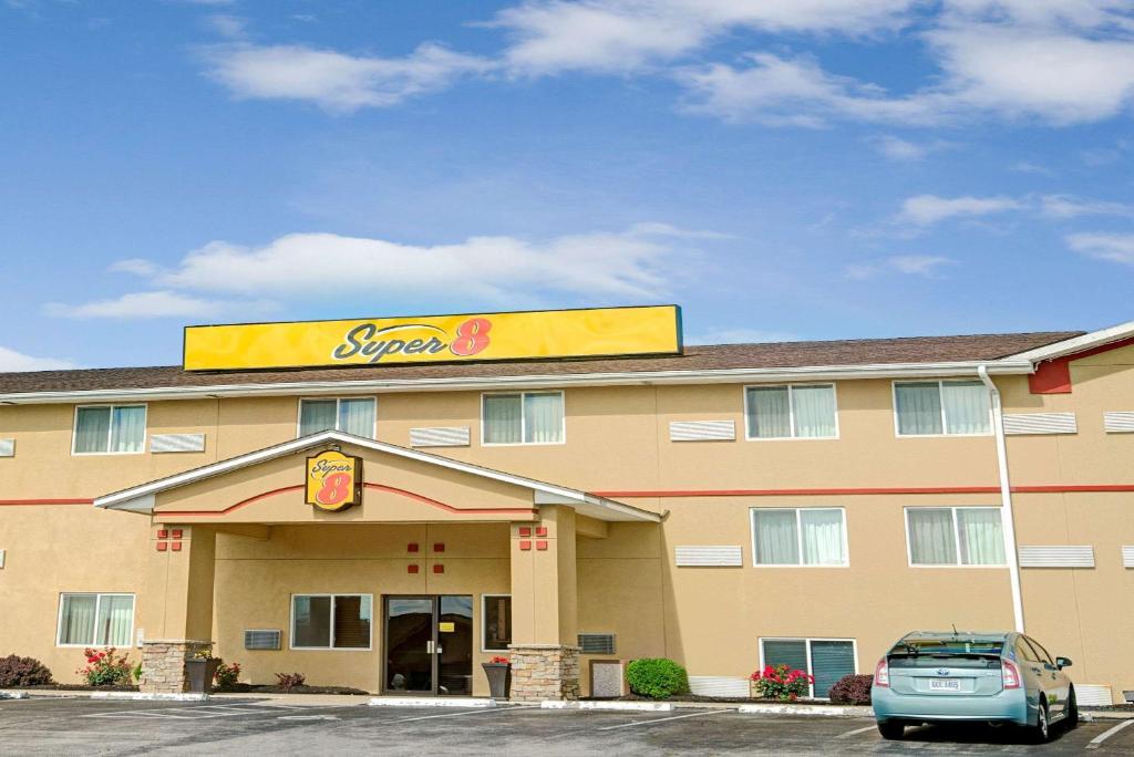 Super 8 by Wyndham Independence Kansas City - main image