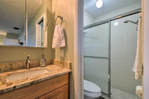 Indian Shores Townhome with Pool Access and Kayaks - image 5