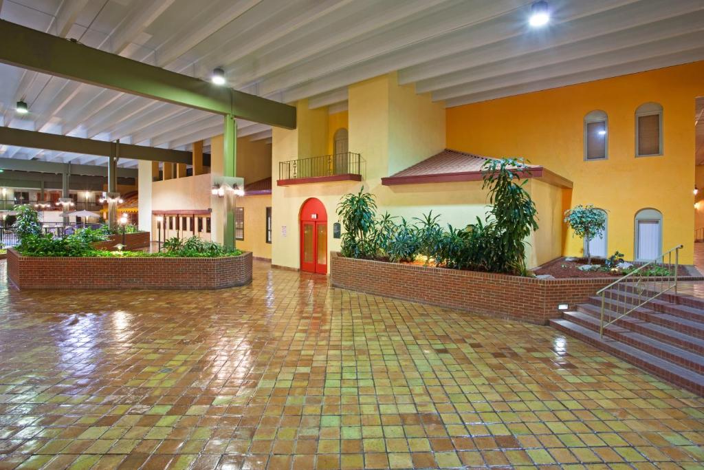 Ramada by Wyndham Indiana - image 3