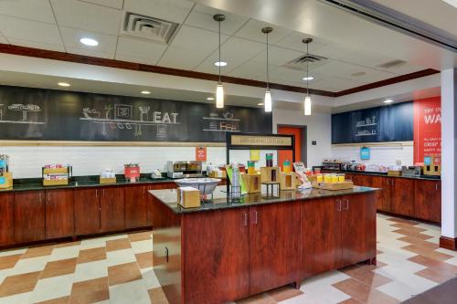 Hampton Inn & Suites Indianapolis-Airport - image 5