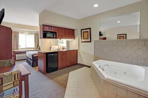 Microtel Inn & Suites by Wyndham Indianapolis Airport - image 4