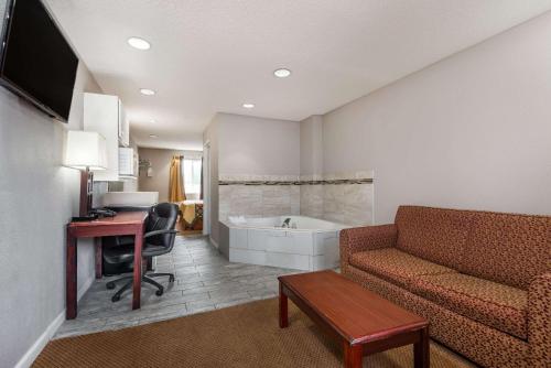 Super 8 by Wyndham Indianapolis/NE/Castleton Area - image 2