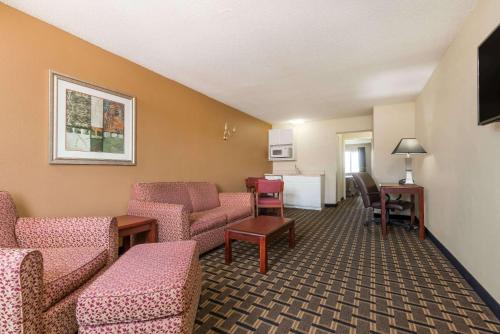 Super 8 by Wyndham Indianapolis/NE/Castleton Area - image 5