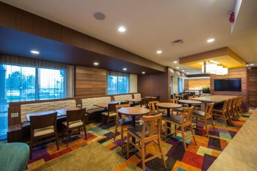 Fairfield Inn & Suites Indianapolis Northwest - image 2