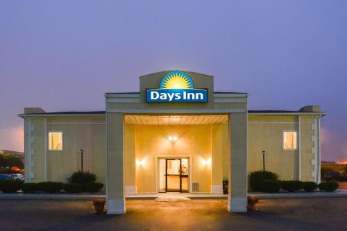 Days Inn by Wyndham Indianapolis East Post Road - main image