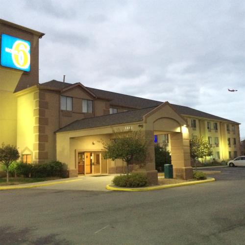 Motel 6-Indianapolis IN - Airport - image 3