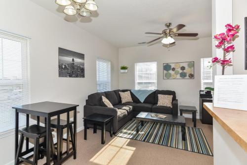 ☆Modern Comfort 2BR Apt + Fully Equipped/Furnished 5min Downtown☆ - image 2