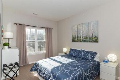 ☆Modern Comfort 2BR Apt + Fully Equipped/Furnished 5min Downtown☆ - image 3