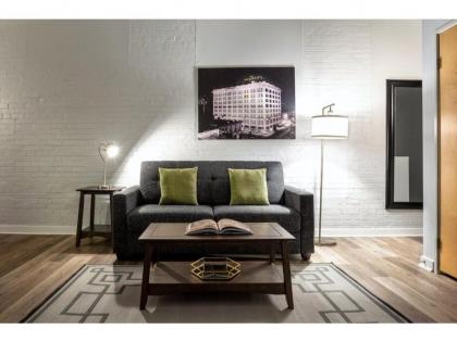 Contemporary 2BR 2BA Apartment In Downtown Indianapolis - image 1