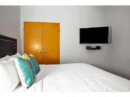 Contemporary 2BR 2BA Apartment In Downtown Indianapolis - image 12