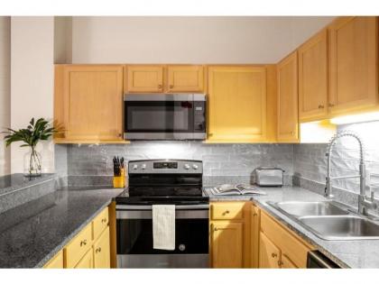 Contemporary 2BR 2BA Apartment In Downtown Indianapolis - image 16