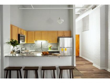 Contemporary 2BR 2BA Apartment In Downtown Indianapolis - image 18