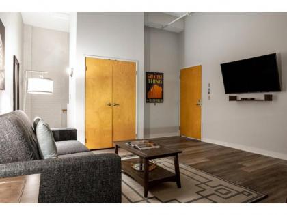 Contemporary 2BR 2BA Apartment In Downtown Indianapolis - image 4