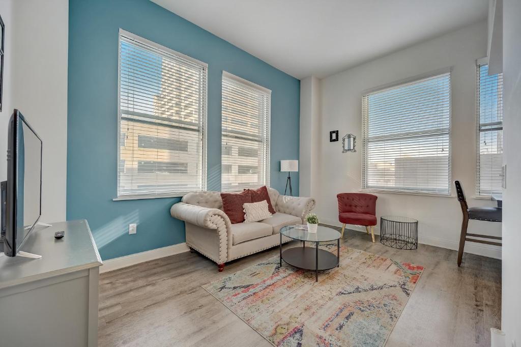 Bright Downtown Apartments by Frontdesk - main image