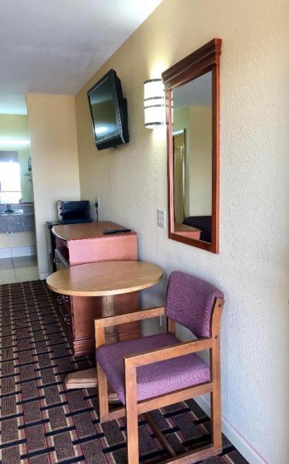 Americas Best Value Inn-Indianola - image 8