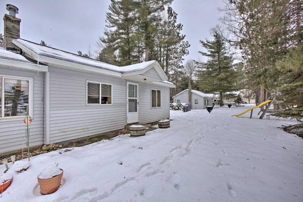 Cozy Interlochen Cabin Less Than 1 Mile from Green Lake! - image 3