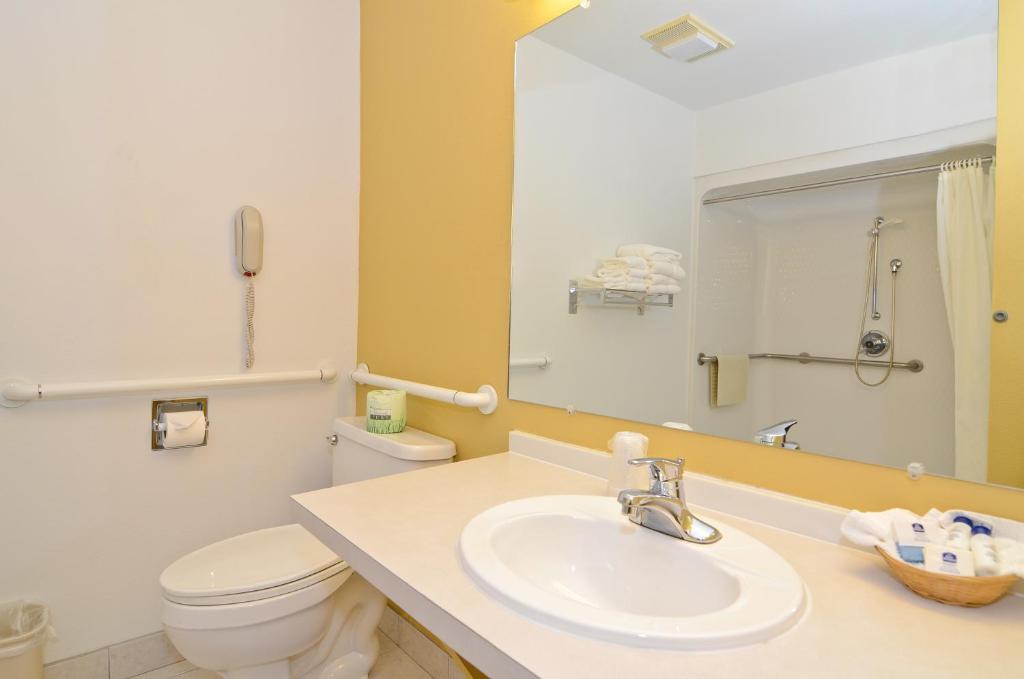 Americas Best Value Inn Iola - image 4