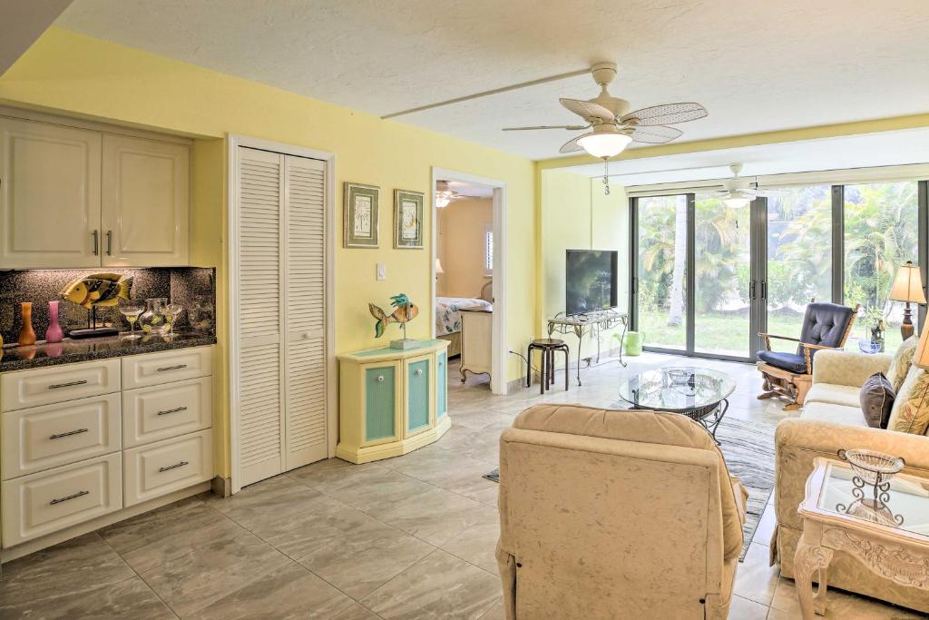 Cheery Condo with Pool Access 2 Miles to Golf! - main image