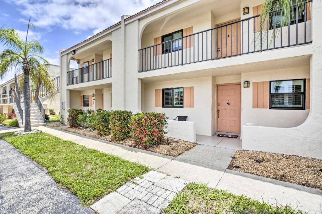 Cheery Condo with Pool Access 2 Miles to Golf! - image 2